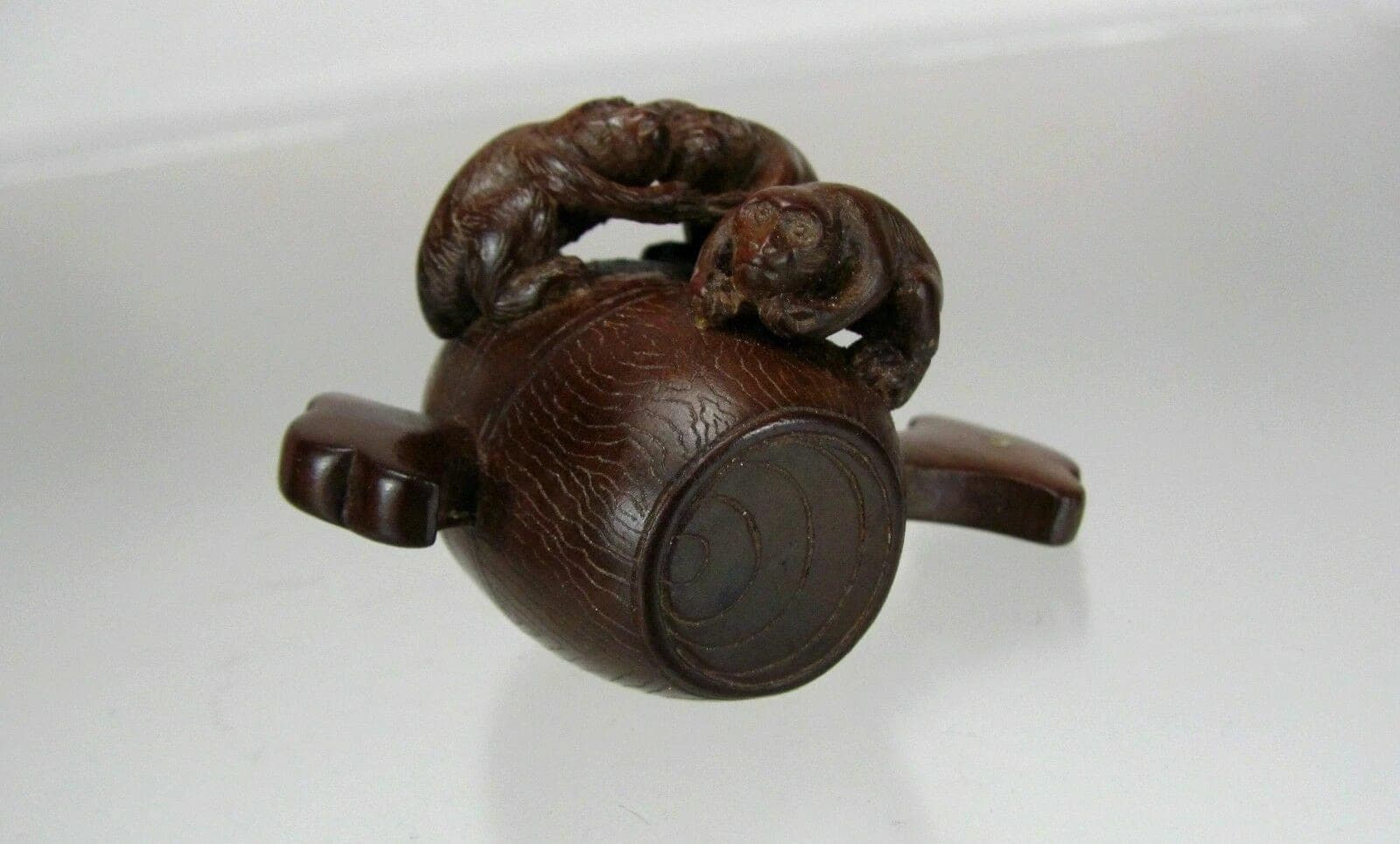 KÔRYÛ, 19th C. Japanese Boxwood Netsuke: Three Monkeys on Daikoku's Hammer photo 2