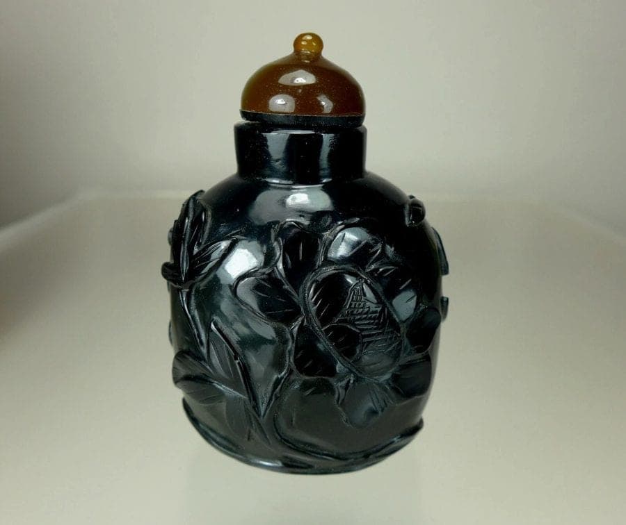 BLACK NEPHRITE JADE CARVED SNUFF BOTTLE, 18th Century