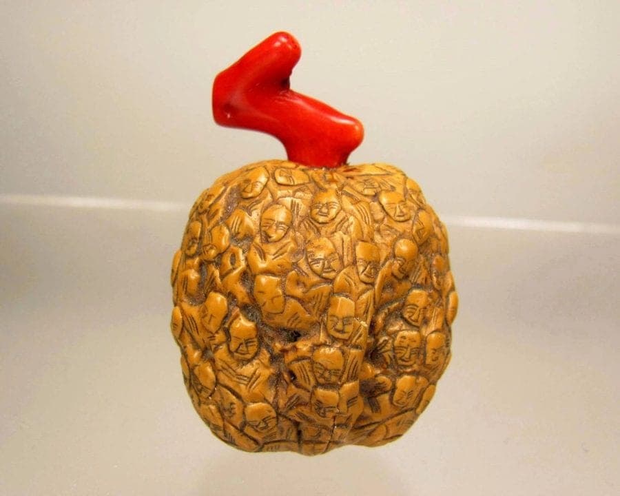 WALNUT SHELL CHINESE SNUFF BOTTLE: EIGHTEEN LUOHANS photo 3