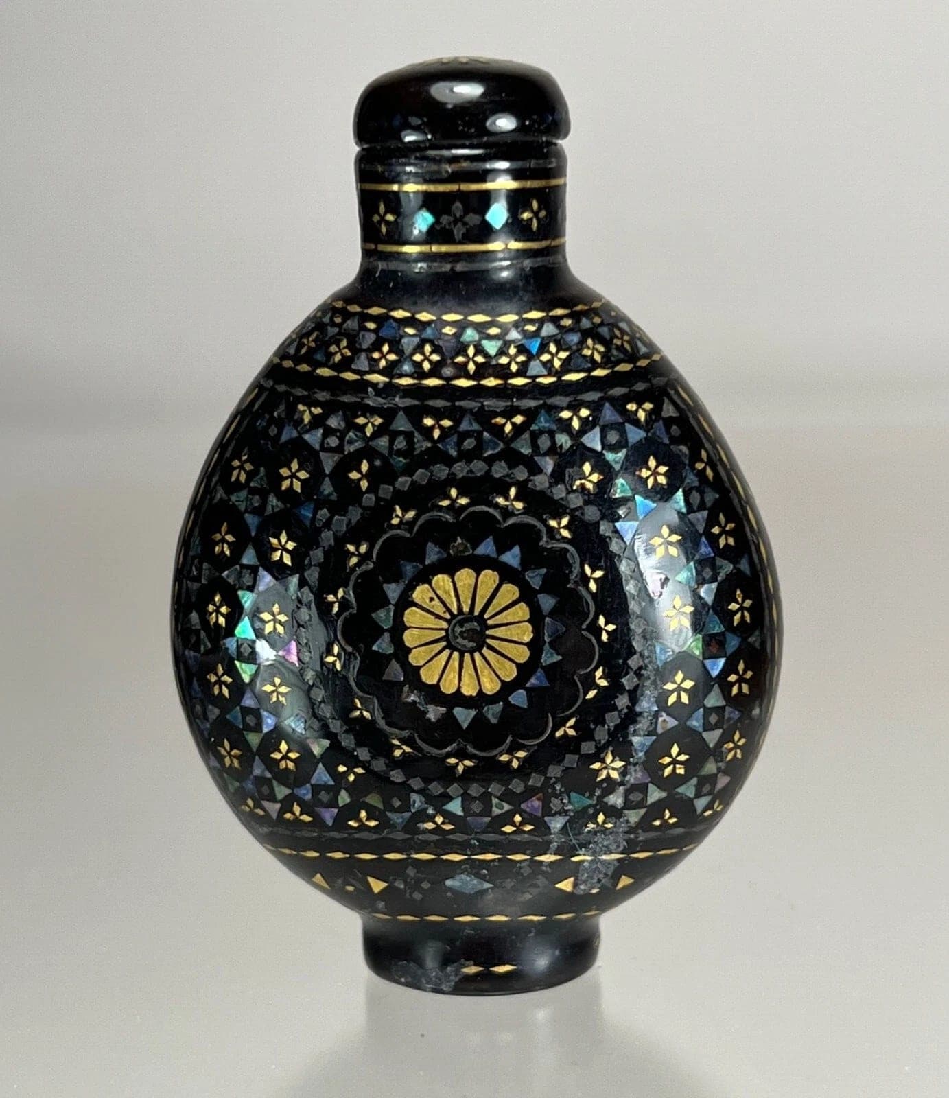 Chinese Laque  Burgaute SNUFF BOTTLE, 19th C.
