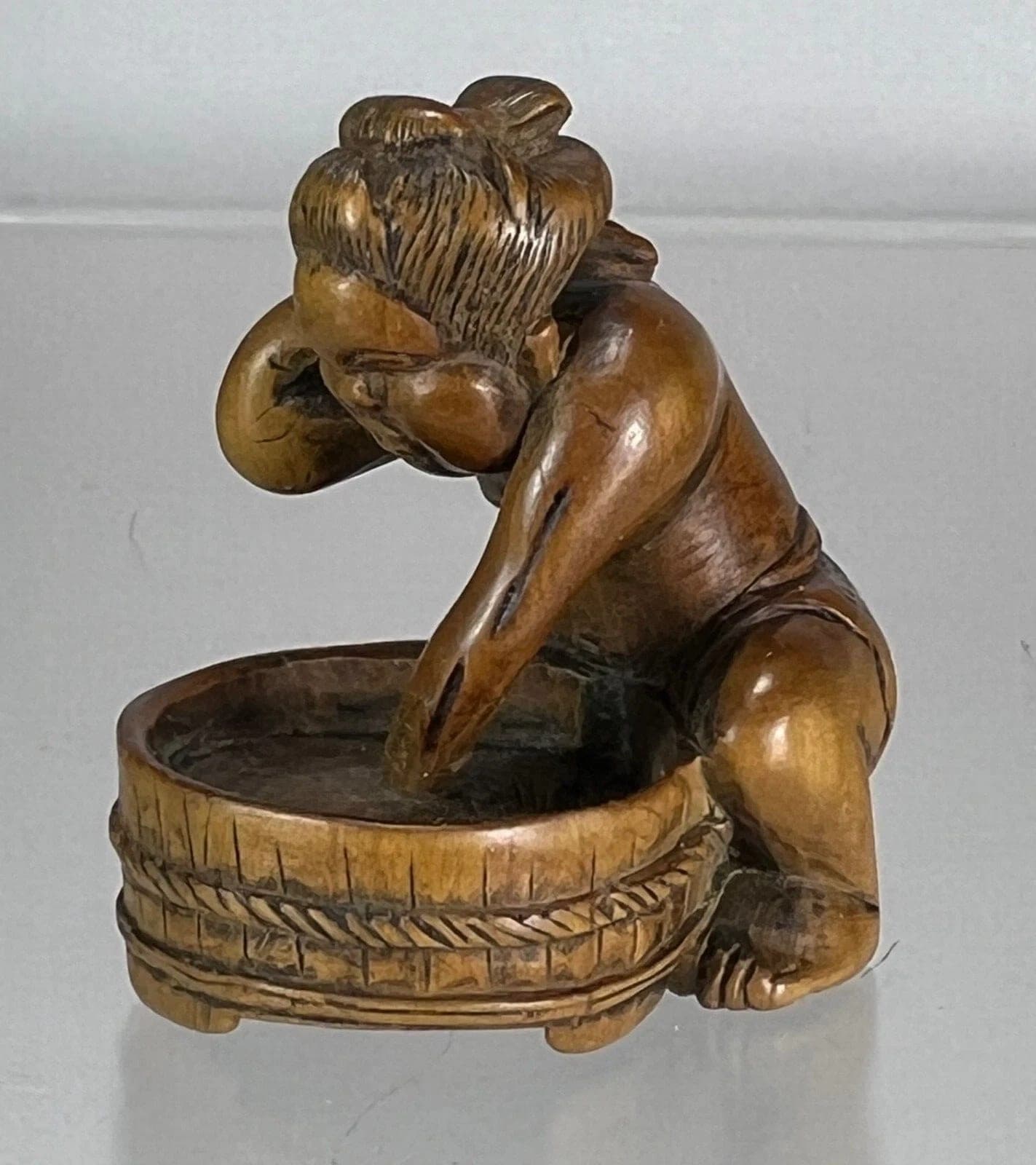 Japanese Boxwood Netsuke - OKAME Taking a Bath, 19th C. photo 4