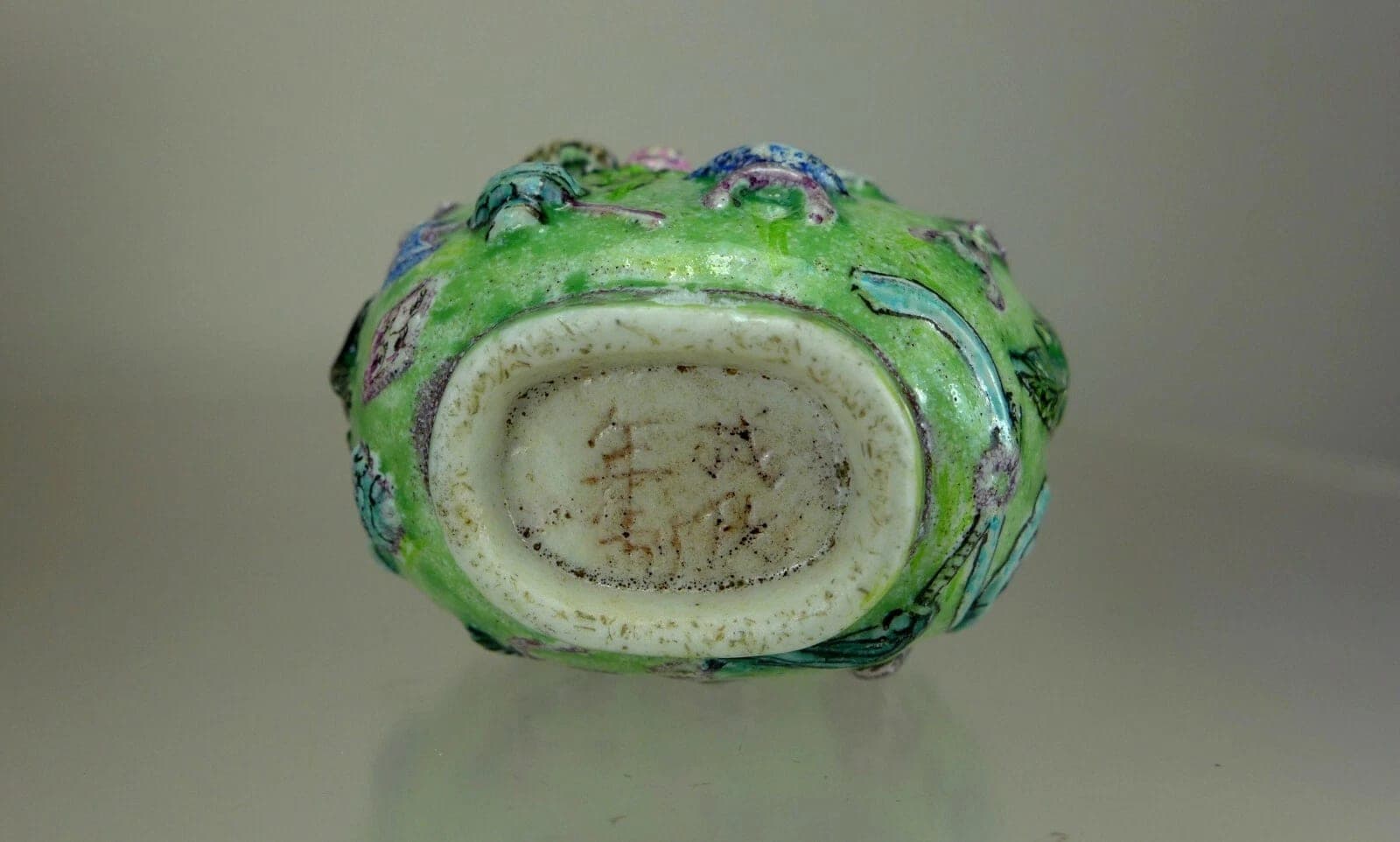 FAMILLE ROSE, Molded Enameled Porcelain Snuff Bottle, Guangxu Mark, 1874-1908 photo 7