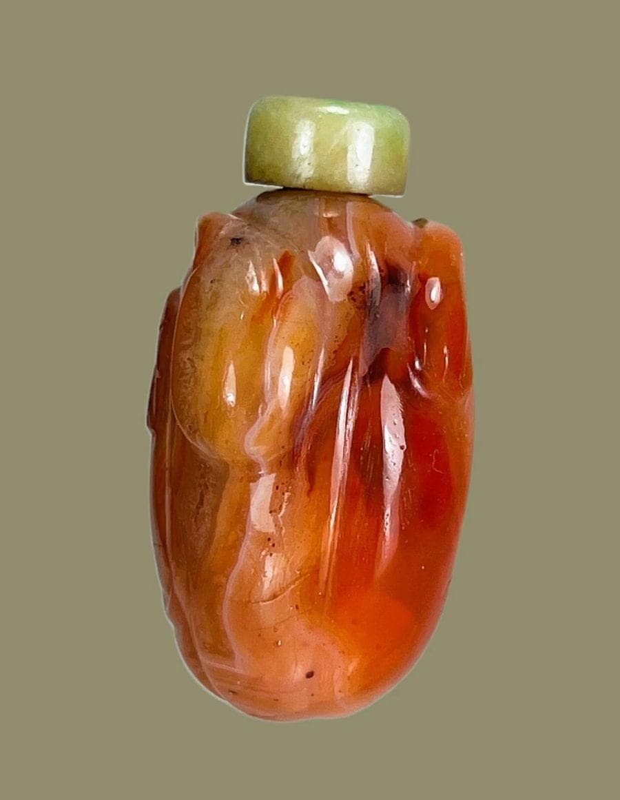 Late Qing Dynasty - A Carnelian Leaves and Tendrils Snuff Bottle photo 3