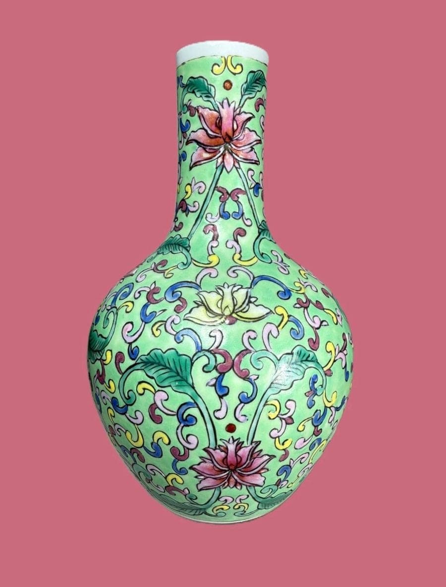 FAMILLE ROSE Enamels  Vase, Jingdezhen Kilns, Qianlong Mark and of the Period photo 2