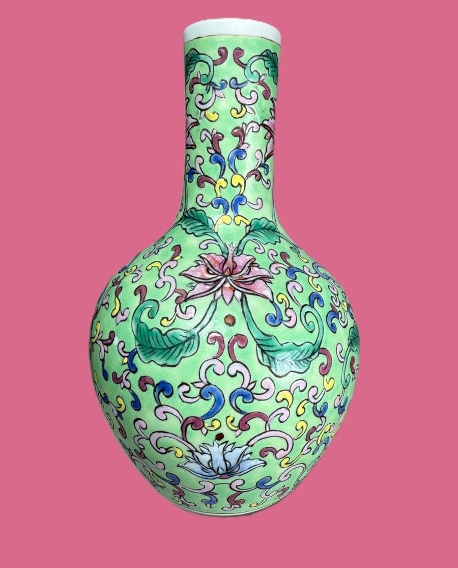 FAMILLE ROSE Enamels  Vase, Jingdezhen Kilns, Qianlong Mark and of the Period photo 3