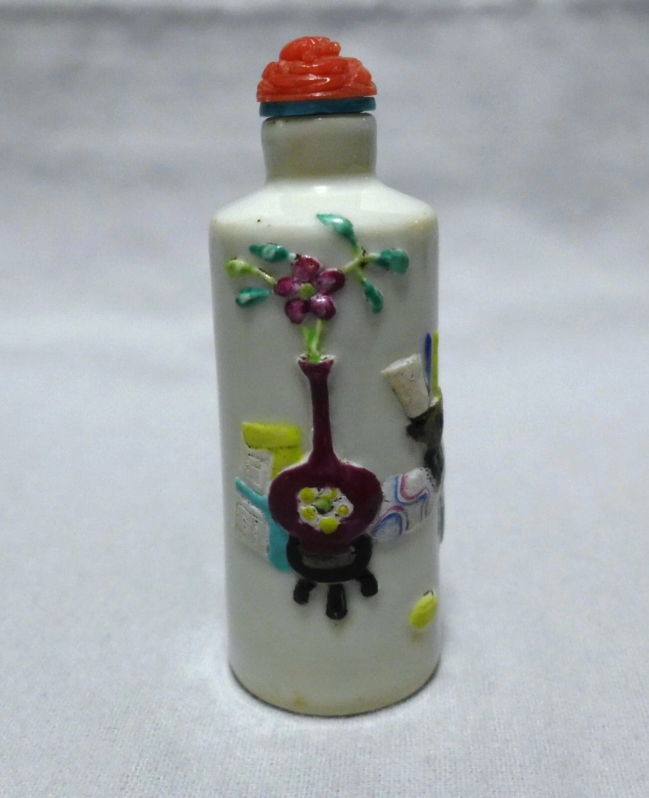 Enameled Porcelain Snuff Bottle, Jingdezhen Kilns, 1810-1870, Former Barron Coll